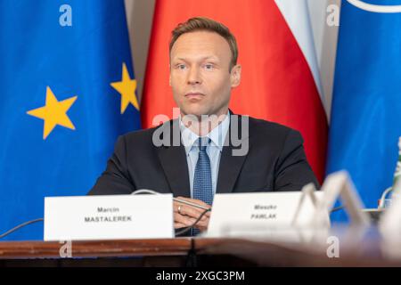 Marcin Mastalerek - Segretario di Stato, capo del Gabinetto del Presidente della Repubblica di Polonia ascolta il discorso di Andrzej Duda durante il consiglio di sicurezza nazionale la riunione del Consiglio di sicurezza nazionale convocata dal Presidente Andrzej Duda è iniziata lunedì mattina. Si svolge prima della partenza della delegazione polacca a Washington, DC, per il vertice della NATO. Alla riunione hanno partecipato, tra gli altri, il primo ministro Donald Tusk, il vice primo ministro e ministro della difesa nazionale Wladyslaw Kosiniak-Kamysz, il ministro degli affari esteri Radoslaw Sikorski, capo del Gener Foto Stock