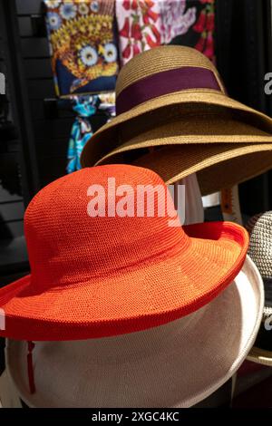 Cappelli da donna in vendita al NYPL Gift Shop, 2024, NYC, USA Foto Stock