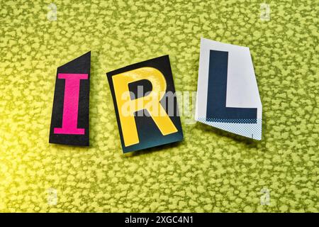 L'acronimo "IRL" slang utilizza lettere di carta ritagliate nella tipografia effetto riscatto, USA Foto Stock