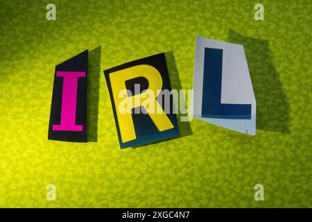 L'acronimo "IRL" slang utilizza lettere di carta ritagliate nella tipografia effetto riscatto, USA Foto Stock