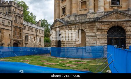 Oxford, 8 luglio 2024. I resti del campo di protesta anti-Israele che circonda la Radcliffe camera nel centro di Oxford sono stati rimossi; il terreno è di proprietà dell'Università di Oxford ed è ora circondato da una recinzione temporanea. Nel luogo in cui si trovava ogni tenda c'è una lettera che scrive il messaggio "la Palestina sarà libera”. Credito: Martin Anderson Foto Stock