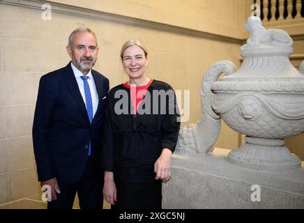 8 luglio 2024, Berlino: Marion Ackermann, Direttore generale delle collezioni d'arte statali di Dresda e futuro Presidente SPK, si presenta con il suo predecessore, Hermann Parzinger, Presidente della Fondazione per i beni culturali prussiani, dopo la conferenza stampa sulla nomina del nuovo presidente della Fondazione per i beni culturali prussiani (SPK) presso la Biblioteca di Stato. L'attuale presidente della SPK Parzinger andrà in pensione alla fine di maggio 2025. L'SPK è la più grande e importante istituzione culturale tedesca. La fondazione, che è finanziata dai governi federali e statali e ha circa 2.000 dipendenti Foto Stock