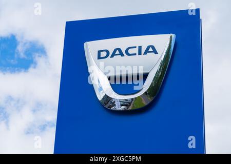 Telford, UK - 8 luglio 2024: Logo e nome della Dacia dell'azienda automobilistica fuori dallo showroom di una concessionaria Foto Stock