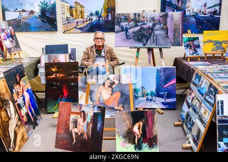 Artista e opere d'arte al mercato d'arte domenicale di Montparnasse - Boulevard Edgard Quinet, Parigi 75014, Francia. Foto Stock