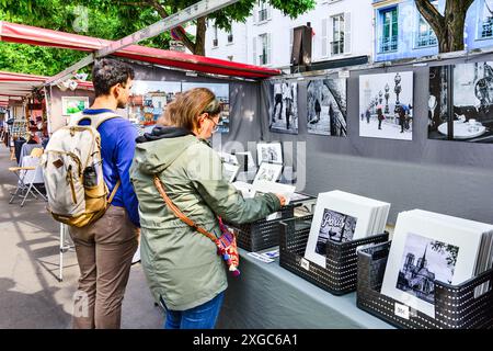 Artista e opere d'arte al mercato d'arte domenicale di Montparnasse - Boulevard Edgard Quinet, Parigi 75014, Francia. Foto Stock