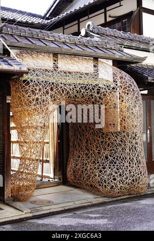 Kyoto, Giappone - 20 novembre 2023; Una splendida facciata architettonica fatta di lavori di bambù Foto Stock