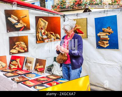 Artista e opere d'arte al mercato d'arte domenicale di Montparnasse - Boulevard Edgard Quinet, Parigi 75014, Francia. Foto Stock