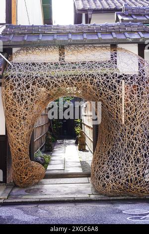 Kyoto, Giappone - 20 novembre 2023; Una splendida facciata architettonica fatta di lavori di bambù Foto Stock