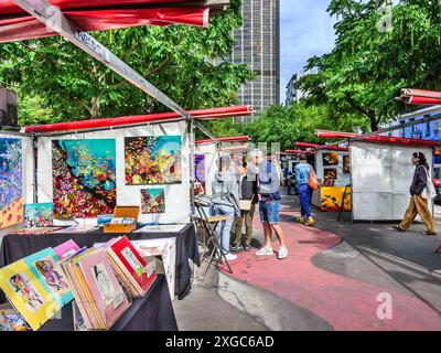 Artista e opere d'arte al mercato d'arte domenicale di Montparnasse - Boulevard Edgard Quinet, Parigi 75014, Francia. Foto Stock