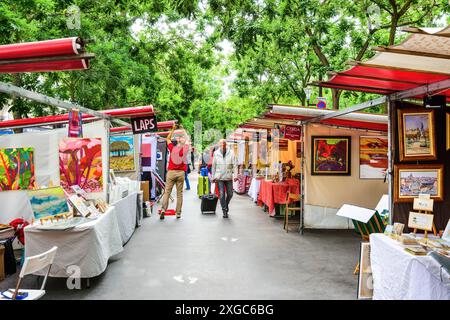 Artista e opere d'arte al mercato d'arte domenicale di Montparnasse - Boulevard Edgard Quinet, Parigi 75014, Francia. Foto Stock