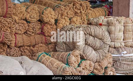 Bobine di corda e corda in vendita nel mercato di Sadar a Jodhpur nel Rajasthan, India Foto Stock