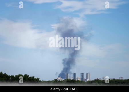 Kiev, Kiev, Ucraina. 8 luglio 2024. Fumo che sale dopo l'attacco missilistico russo a Kiev stamattina. (Credit Image: © Andreas Stroh/ZUMA Press Wire) SOLO PER USO EDITORIALE! Non per USO commerciale! Crediti: ZUMA Press, Inc./Alamy Live News Foto Stock