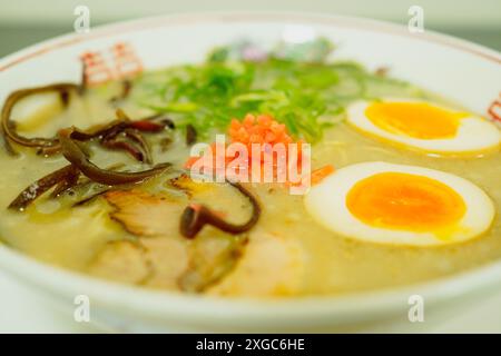 Il ramen tonkotsu (maiale) è originario di Fukuoka, Kyushu Hakata Ramen Foto Stock