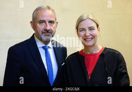 8 luglio 2024, Berlino: Marion Ackermann, Direttore generale delle collezioni d'arte statali di Dresda e futuro Presidente SPK, si presenta con il suo predecessore, Hermann Parzinger, Presidente della Fondazione per i beni culturali prussiani, dopo la conferenza stampa sulla nomina del nuovo presidente della Fondazione per i beni culturali prussiani (SPK) presso la Biblioteca di Stato. L'attuale presidente della SPK Parzinger andrà in pensione alla fine di maggio 2025. L'SPK è la più grande e importante istituzione culturale tedesca. La fondazione, che è finanziata dai governi federali e statali e ha circa 2.000 dipendenti Foto Stock