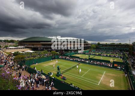 Londra, Regno Unito. 8 luglio 2024; All England Lawn Tennis and Croquet Club, Londra, Inghilterra; Wimbledon Tennis Tournament, 8° giorno; nuvole scure che incombono su tutta l'Inghilterra, campo da tennis e croquet Club credito: Action Plus Sports Images/Alamy Live News Foto Stock