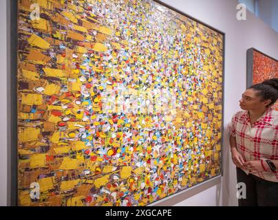 October Gallery, Londra, Regno Unito. 8 luglio 2024. Ablade Glover: Mondi interni, viaggi esterni. In occasione del 90° compleanno dell'artista, October Gallery presenta una mostra personale di nuovi dipinti dell'artista ghanese, il professor Ablade Glover. La mostra si svolge dal 4 luglio al 3 agosto 2024. Crediti: Malcolm Park/Alamy Live News Foto Stock