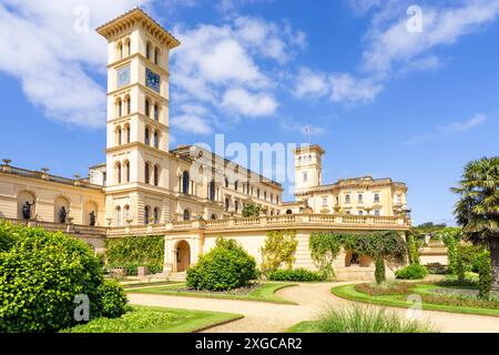 Isola di Wight Osborne House Isola di Wight East Cowes Isola di Wight Inghilterra UK GB Europa - Vista laterale del palazzo in stile italiano sull'Isola di Wight Foto Stock