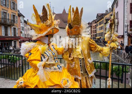 Francia, alta Savoia, Annecy, carnevale veneziano, costumi della Regina e del Re Sole sul ponte Perrière e sul Palais de l'Ile Foto Stock