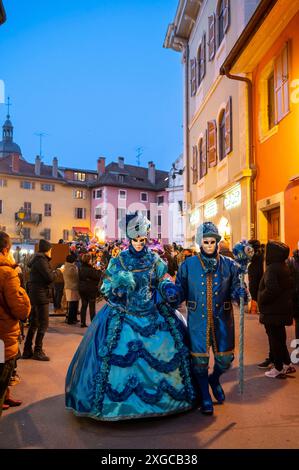 Francia, alta Savoia, Annecy, carnevale veneziano, sfilata al crepuscolo nella città vecchia, costumi Fleurs Bleues in rue Perrière Foto Stock