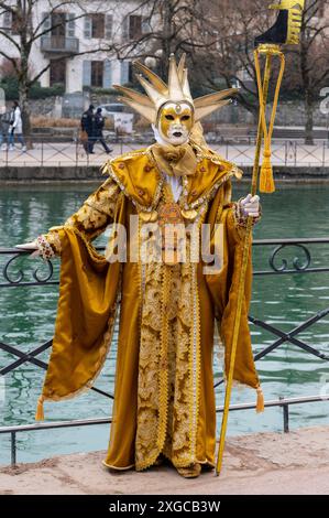 Francia, alta Savoia, Annecy, Carnevale veneziano, costume di fronte al canale Thiou sul Quai Napoléon Foto Stock