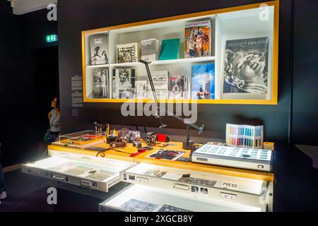 Francia, Parigi, mostra del fotografo Elliott Erwitt al museo Maillol, tavolo leggero e banco da lavoro Foto Stock