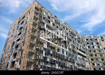 Kiev, Ucraina. 8 luglio 2024. L'edificio centrale di uno dei più grandi ospedali per bambini dell'Ucraina "Okhmatdyt" è danneggiato da un attacco missilistico russo. La mattina, l'esercito russo ha effettuato un attacco missilistico di massa alle città ucraine di Kiev, Dnipro, Kryvyi Rih, Sloviansk, Kramatorsk, utilizzando più di 40 missili di vario tipo. A Kiev, edifici residenziali, infrastrutture e ospedale per bambini "Okhmatdyt" sono stati danneggiati. I soccorritori continuano a cercare persone sotto le macerie. Credito: SOPA Images Limited/Alamy Live News Foto Stock