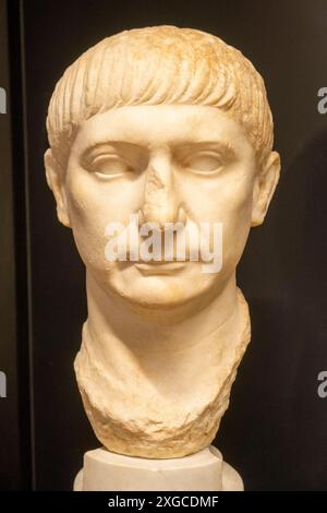 Italia, Sardegna, Cagliari, quartiere storico di Castello, museo archeologico, busto dell'imperatore Traiano Foto Stock