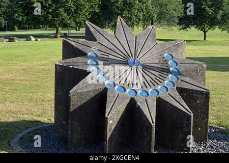 04.07.2024 Sonnenuhr Deutschland/ Niedersachsen/ Wolfsburg/ Uhlandweg/ AM Planetarium/ Sonnenuhr/ **Nutzung nur redaktionell*** ** 04 07 2024 Sundial Germania bassa Sassonia Wolfsburg Uhlandweg am Planetarium Sundial use only a scopo editoriale Foto Stock