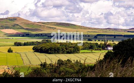 Dundee, Tayside, Scozia, Regno Unito. 8 luglio 2024. Meteo nel Regno Unito: Clima estivo soleggiato e nuvoloso con splendide viste sulle Dundee Sidlaw Hills e sulla Strathmore Valley, Scozia. Crediti: Dundee Photographics/Alamy Live News Foto Stock