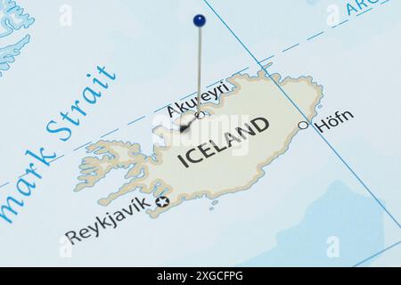 Avvicinati a una città di Akureyri con un ago blu sulla mappa politica del paese islandese Foto Stock