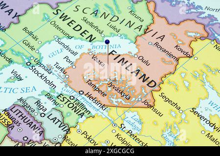 Avvicinati a una città di Jyvaskyla con un ago blu sulla mappa politica del paese finlandese Foto Stock