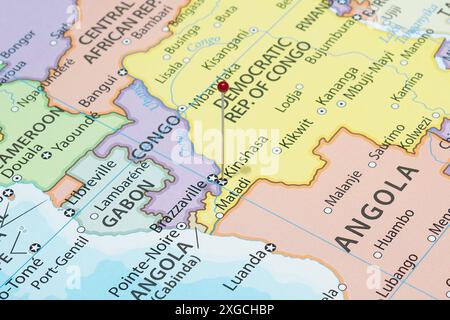 Avvicinati a una città di Kinshasa con un ago rosso nella mappa politica della Repubblica Democratica del Congo Foto Stock