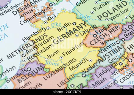 Primo piano su una mappa politica della Germania con le frontiere dei paesi e la maggior parte delle città importanti Foto Stock