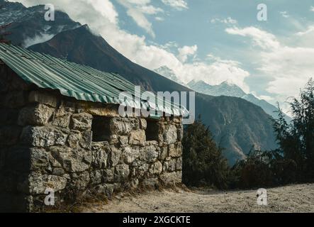 Punto di raccolta dei rifiuti sul percorso di trekking EBC. Concetto ufficiale di gestione dei rifiuti in Himalaya Foto Stock