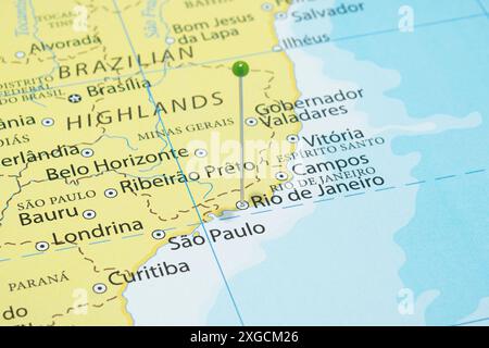 Avvicinati a una città di Rio de Janeiro con un ago verde sulla mappa politica del paese del Brasile Foto Stock