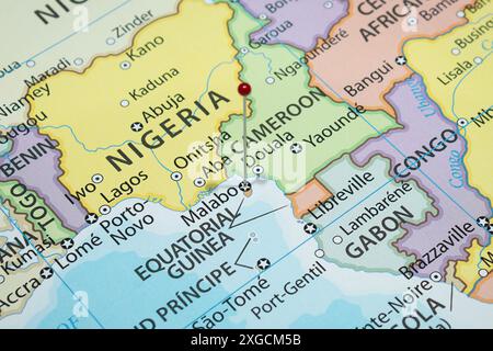 Avvicinati a una città di Malabo con un ago rosso nella mappa politica del paese della Guinea Equatoriale Foto Stock