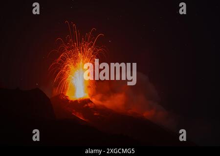 Eruzione di Stromboli di notte, 2024, Isole Eolie Foto Stock
