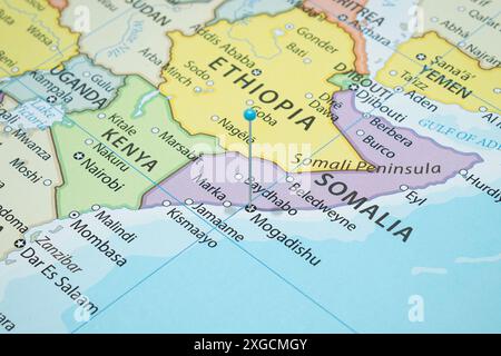 Avvicinati a una città di Mogadiscio con una spilla azzurra sulla mappa politica del paese della Somalia Foto Stock