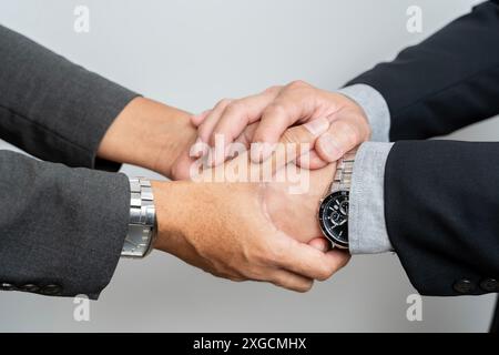 Uomini d'affari stringono la mano, fine della riunione, concetto d'affari. Due uomini d'affari felici stringono la mano alla scrivania durante la riunione. Affari di partnership, Negotiat Foto Stock