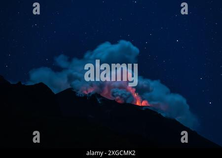 Eruzione di Stromboli di notte, 2024, Isole Eolie Foto Stock