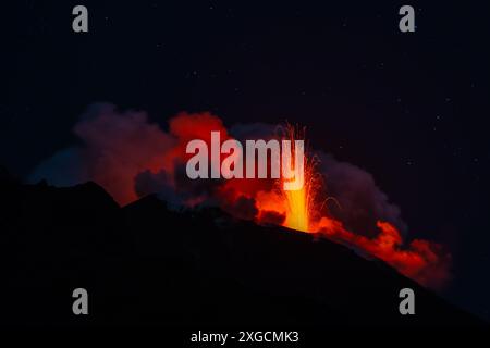 Eruzione di Stromboli di notte, 2024, Isole Eolie Foto Stock