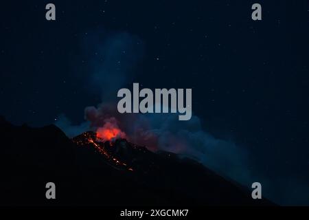 Eruzione di Stromboli di notte, 2024, Isole Eolie Foto Stock