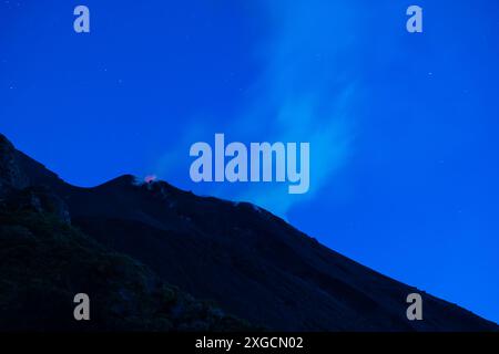 Eruzione di Stromboli di notte, 2024, Isole Eolie Foto Stock