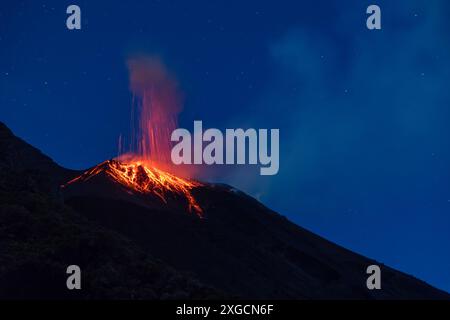 Eruzione di Stromboli di notte, 2024, Isole Eolie Foto Stock