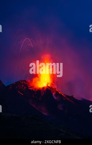 Eruzione di Stromboli di notte, 2024, Isole Eolie Foto Stock