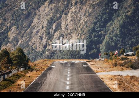 Lukla, Nepal - 14 novembre 2023: Partenza dell'aereo dall'aeroporto dei voli nazionali di Lukla. Aeroporto. Città di Lukla. Khumbu Pasanglhamu, Solukhumbu Dis Foto Stock