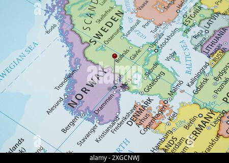 Avvicinati a una città di Oslo con un ago rosso sulla mappa politica del paese norvegese Foto Stock