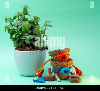 Piantare semi di amore e cura questo Raksha Bandhan Foto Stock