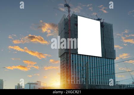Grandi cartelloni bianchi sulla strada della città. Mock-up cartellone su sfondo bianco sull'edificio, percorso di ritaglio per Mockup. Un grande cartellone vuoto Foto Stock