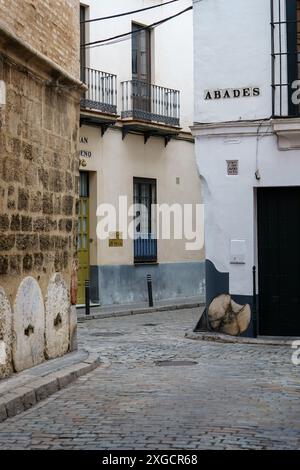 Siviglia, Spagna. 7 febbraio 2024 - angolo di strada ciottolata vuoto con edifici bianchi Foto Stock